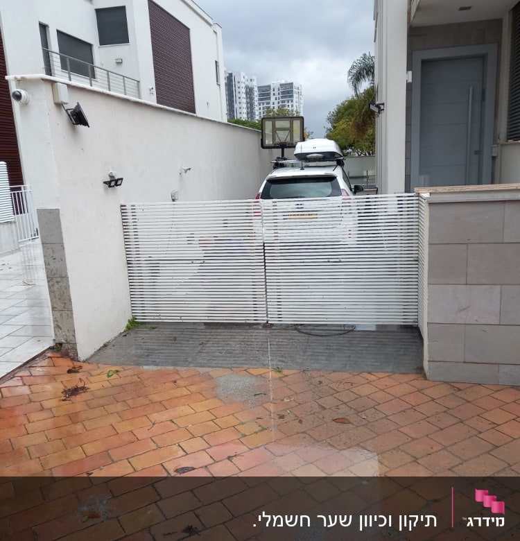 תיקון וכיוון שער חשמלי.